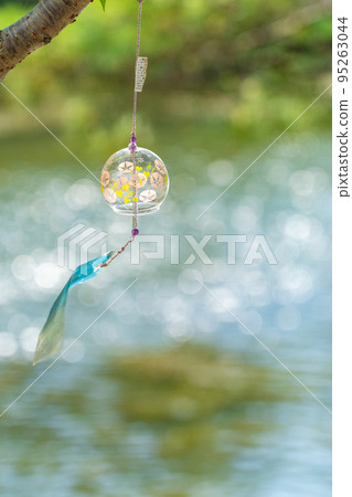 夏季素材，夏季形象，搖曳的風鈴，河流，水滴散景 95263044