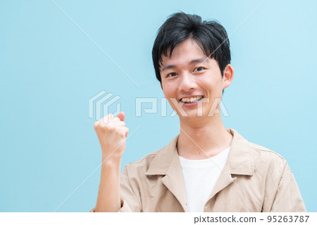 膽量姿勢的年輕人 95263787