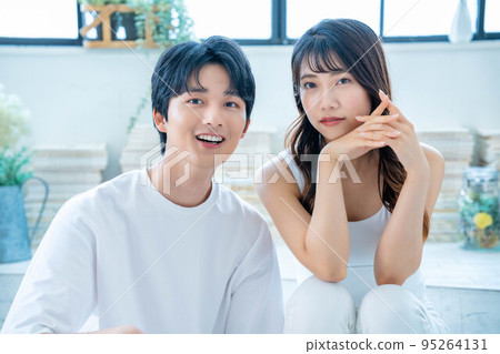 Young couple 95264131