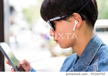 聽音樂、太陽鏡、耳機的男人 95264797