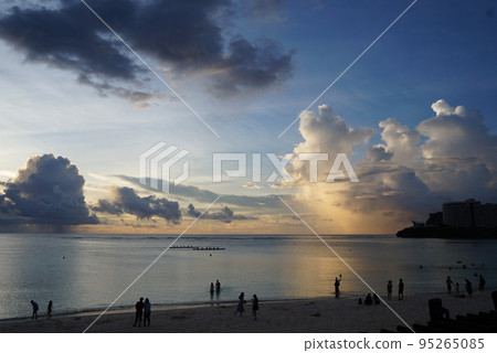 The sea and sky of Guam dyed in the setting sun The sea and sky of Guam dyed in the setting sun 95265085