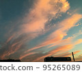 被夕陽染成斑駁的雲朵 95265089