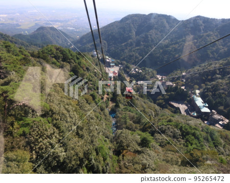 The scenery at the beginning of autumn with autumn leaves on the Gozaisho Ropeway The scenery at the beginning of autumn with autumn leaves on the Gozaisho Ropeway 95265472