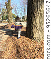 孩子們在公園的落葉上行走 95265647