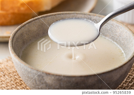 Vichyssoise soup with fresh potatoes 95265839