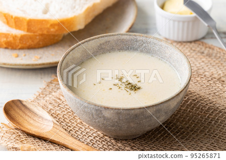 Vichyssoise soup with fresh potatoes 95265871