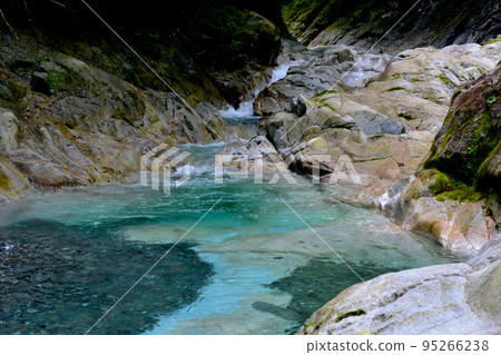 Dokakusawa附近的基岩和水流特別美麗。 Dokakusawa附近的基岩和水流特別美麗。 95266238