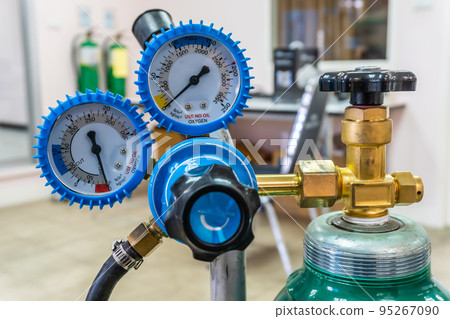 The oxygen meter is attached to the measuring tank and the adjusting head. 95267090