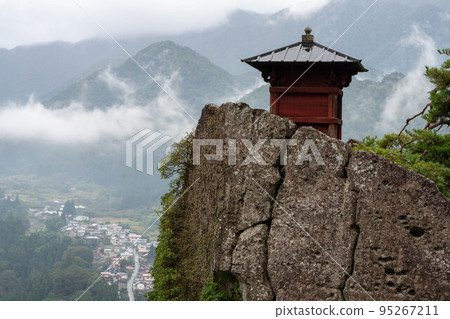 芭蕉在奧之細道上所寫的山形立石寺風景 芭蕉在奧之細道上所寫的山形立石寺風景 95267211