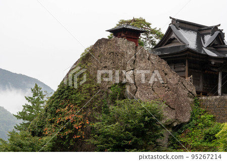 芭蕉在奧之細道上所寫的山形立石寺風景 芭蕉在奧之細道上所寫的山形立石寺風景 95267214
