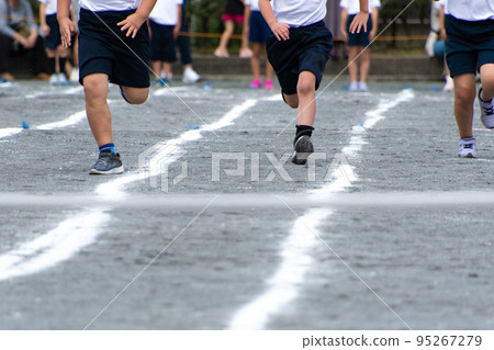Elementary school foot race 95267279