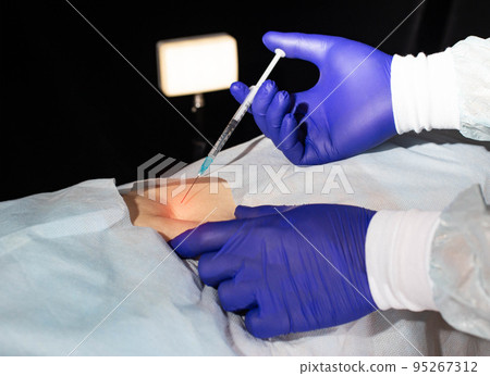 Doctor cosmetologist makes beauty injections into the belly in the navel area. Skin rejuvenation and fat burning concept, close-up Doctor cosmetologist makes beauty injections into the belly in the navel area. Skin rejuvenation and fat burning concept, close-up 95267312