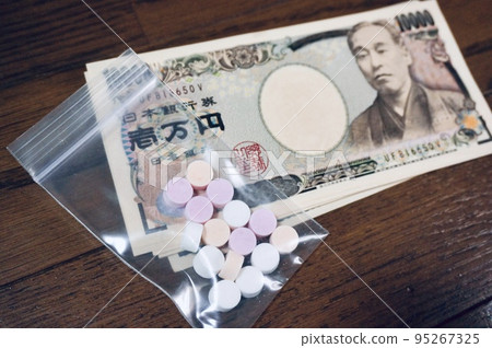 Image of pills and money in a sachet Image of pills and money in a sachet 95267325
