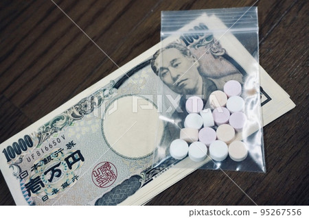 香包中的藥丸和錢的形象 香包中的藥丸和錢的形象 95267556