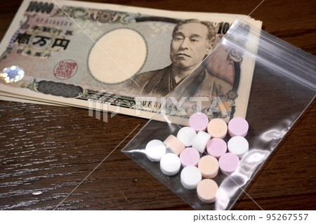 香包中的藥丸和錢的形象 95267557