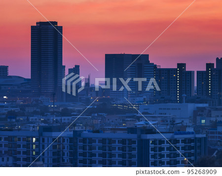 泰國曼谷邦納區的黎明 / 泰國曼谷 泰國曼谷邦納區的黎明 / 泰國曼谷 95268909