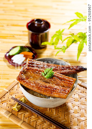 鰻魚碗和竹蓆上的綠葉 95268967