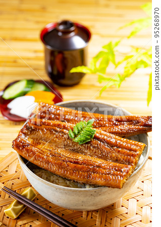 鰻魚碗和竹蓆上的綠葉 鰻魚碗和竹蓆上的綠葉 95268970