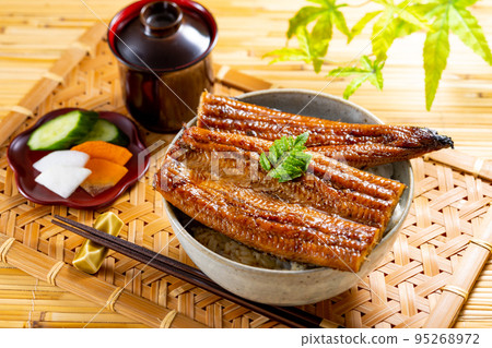 鰻魚碗和竹蓆上的綠葉 鰻魚碗和竹蓆上的綠葉 95268972