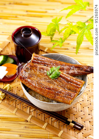 鰻魚碗和竹蓆上的綠葉 95268974