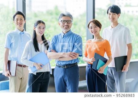 休閒商務團隊合影 休閒商務團隊合影 95268983