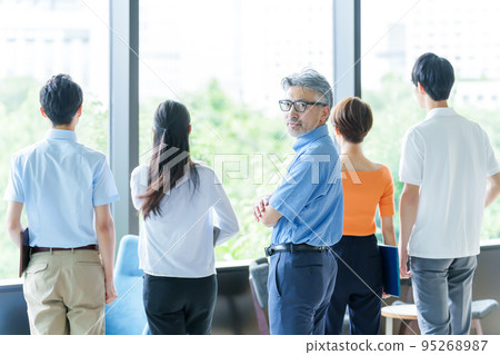 高級商人在辦公室休閒的肖像 高級商人在辦公室休閒的肖像 95268987