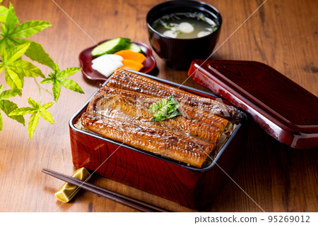 Shigeru 鰻 placed on a wood grain table 95269012