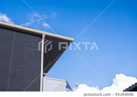 apartment with black walls 95269096