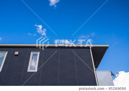 apartment with black walls 95269098