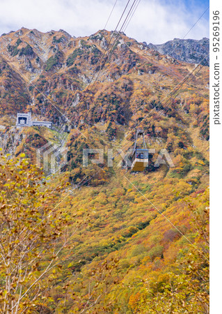 (Toyama Prefecture) Tateyama Kurobe Alpine Route, autumn leaves of Kurobedaira, ropeway view 95269196