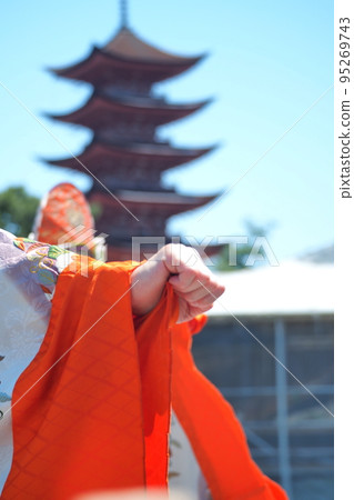 Bugaku at Itsukushima Shrine: A fist that expresses a strong will Bugaku at Itsukushima Shrine: A fist that expresses a strong will 95269743
