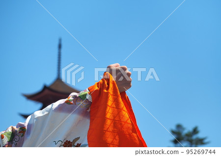 嚴島神社的Bugaku:表達堅強意志的拳頭 嚴島神社的Bugaku:表達堅強意志的拳頭 95269744