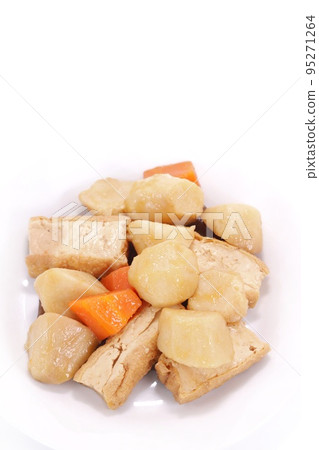 燉芋頭和油炸豆腐，日式料理，明亮的背景 95271264