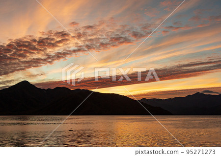 栃木縣奧日湖黃昏的中禪寺湖 栃木縣奧日湖黃昏的中禪寺湖 95271273