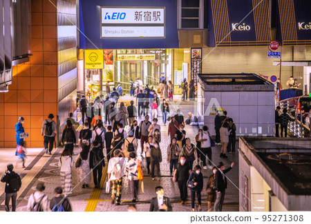 Tokyo Cityscape in Japan October・Even though the corona crisis is still there, the number of people in front of Shinjuku Station is the same as before the corona crisis = October 10 95271308