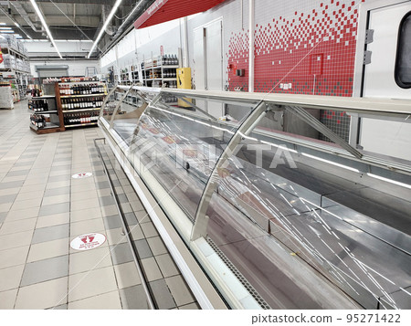 Empty shelves in the grocery store. Scarcity of food for the consumer 95271422