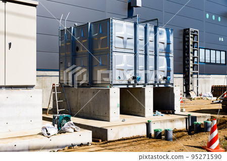 工廠施工現場供水設備不銹鋼面板水箱安裝 95271590