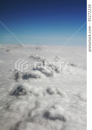 The sky seen from the airplane window is strangely uneven, like the trail of a mole. The sky seen from the airplane window is strangely uneven, like the trail of a mole. 95272226