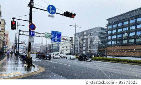 A view of the Higashiyama area from Gojo Ohashi Higashi Hashizume on Gojo Street in the snow Higashiyama Ward, Kyoto City 95273525