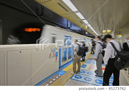 Sapporo Subway Toho Line Odori Station platform 95273762