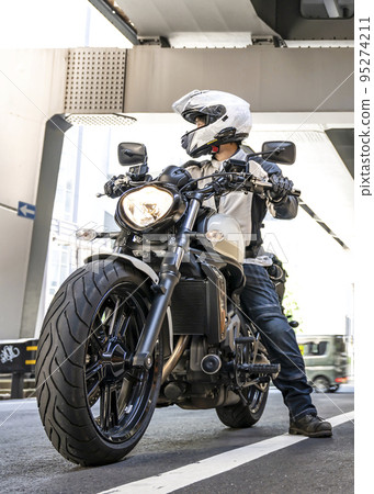 巡洋艦自行車和男性騎手東京 95274211