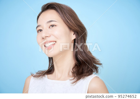 Young woman portrait with blue back Young woman portrait with blue back 95274652