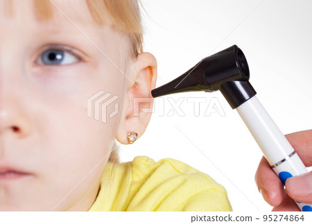 Doctor ENT doctor conducts an otoscopy with a device, close-up. Treatment and routine examination of the ear membranes and ear canals. Girl 5 years old Doctor ENT doctor conducts an otoscopy with a device, close-up. Treatment and routine examination of the ear membranes and ear canals. Girl 5 years old 95274864