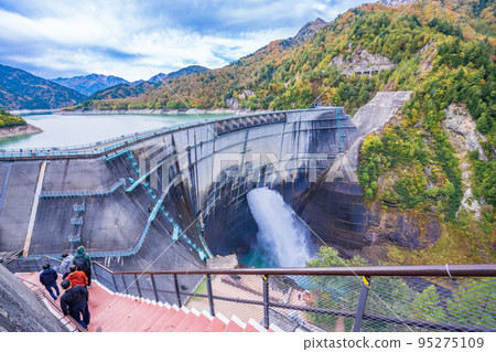 (Toyama Prefecture) Autumn Kurobe Dam/Sightseeing water discharge 95275109