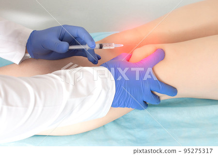 The doctor makes an injection of platelet-rich plasma, autostimulation of the regenerative processes of the joints, close-up The doctor makes an injection of platelet-rich plasma, autostimulation of the regenerative processes of the joints, close-up 95275317