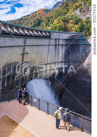 (富山縣)秋季黑部水壩/觀光排水 (富山縣)秋季黑部水壩/觀光排水 95275418