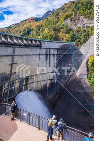 (Toyama Prefecture) Autumn Kurobe Dam/Sightseeing water discharge 95275419