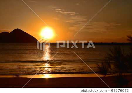 在海中沉沒的日落 在海中沉沒的日落 95276072