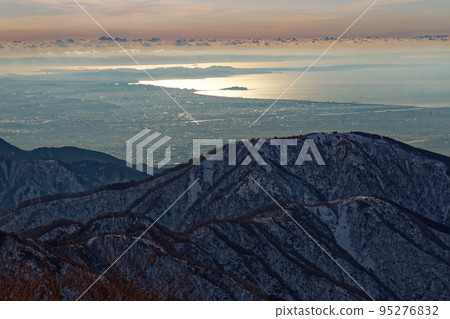 冬天從丹澤山的門嶽山看到的山能戶和湘南海 95276832