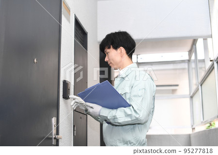 一名工人在入口前推著對講機 95277818